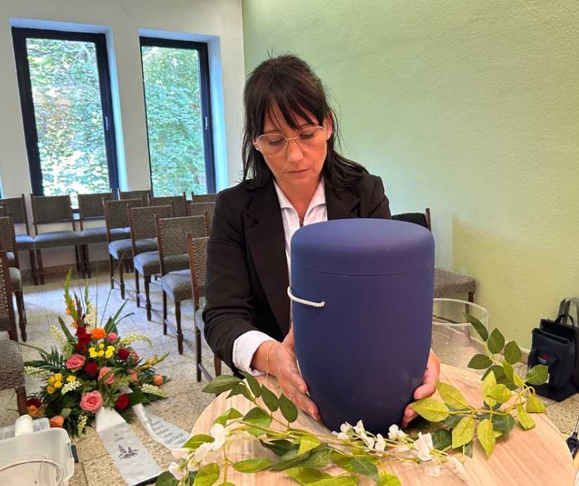 Vorbereitung Trauerfeier im Abschiedsraum, Mandy Köppe
